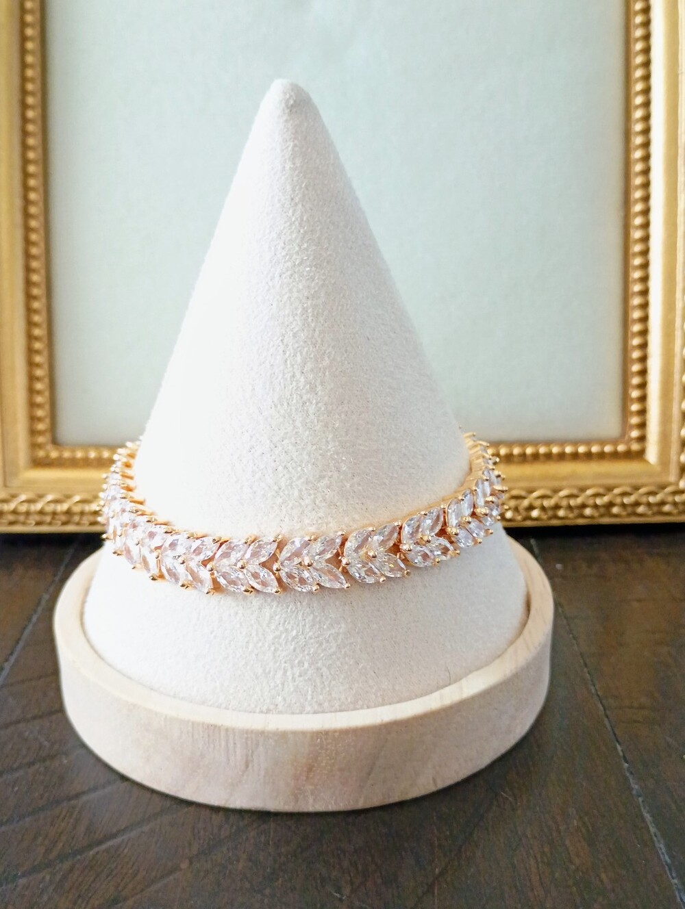 New Crystal Leaf Link Bracelet in Rose Gold Plated 🚨